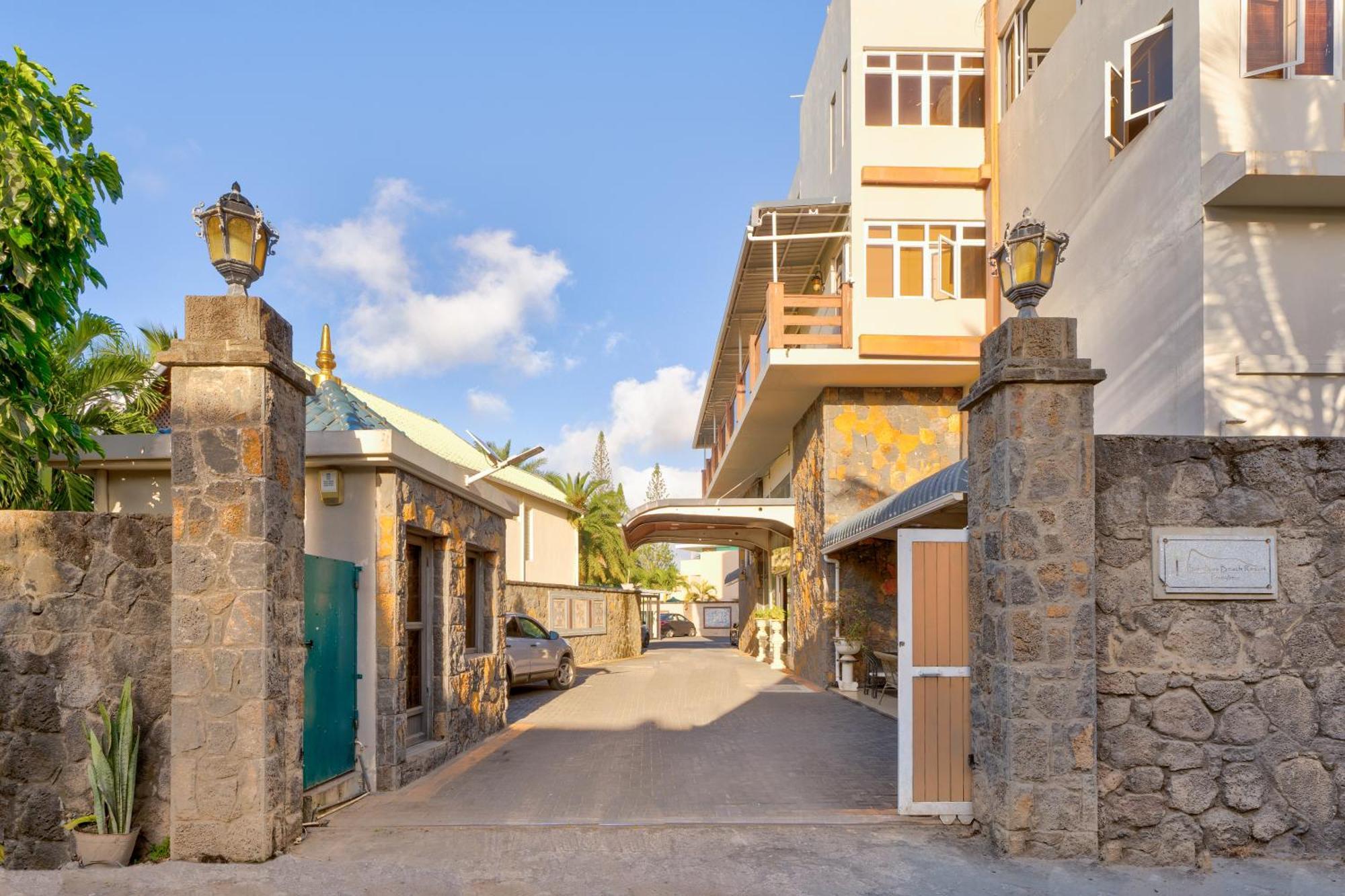 Pereybere Apartment With Breakfast And Private Balcony Pereybere Beach Bagian luar foto