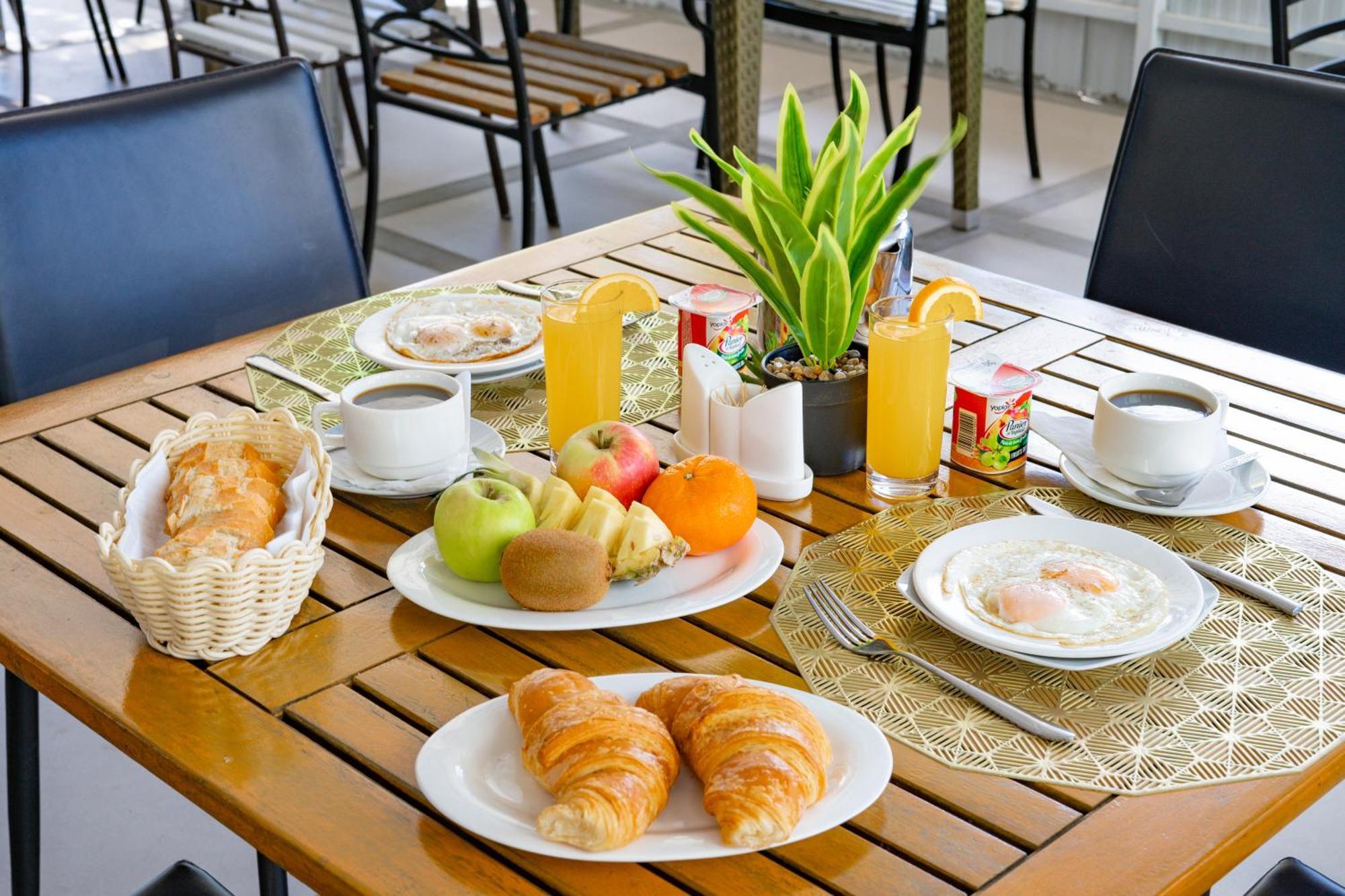 Pereybere Apartment With Breakfast And Private Balcony Pereybere Beach Bagian luar foto